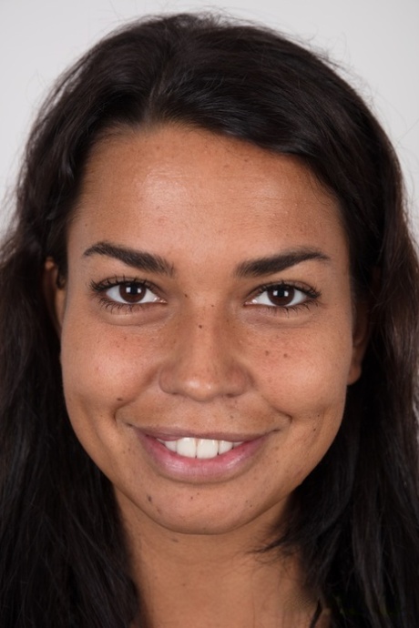 Соблазнительная первокурсница демонстрирует свою лысую киску после того, как сняла всю свою одежду 1