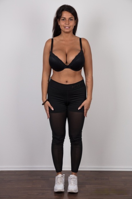 Соблазнительная первокурсница демонстрирует свою лысую киску после того, как сняла всю свою одежду 3