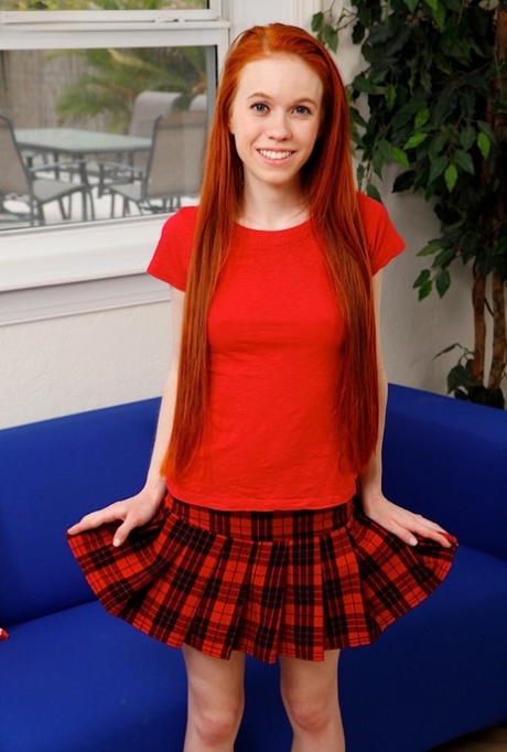 Симпатичная рыжеволосая Долли Спайс снимает свою клетчатую юбку и трусики, чтобы позировать обнаженной 1