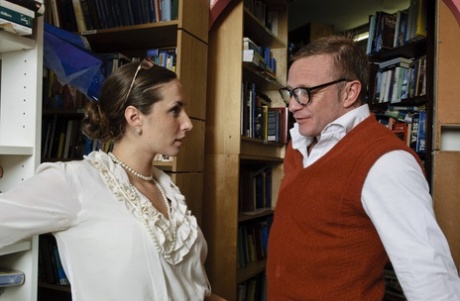 Библиотекарша вылизывает свою киску перед тем, как трахнуться среди книжных стопок 1